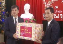 Đồng chí Trần Lê Đoài- phó chủ tịch UBND tỉnh thăm, chúc tết và tặng quà cho tập thể cán bộ công chức, viên chức, người lao động Đài PT-TH Nam Định.