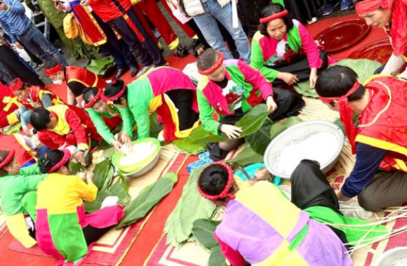 Hội thi gói bánh chưng ở lễ hội mùa xuân Côn Sơn-Kiếp Bạc