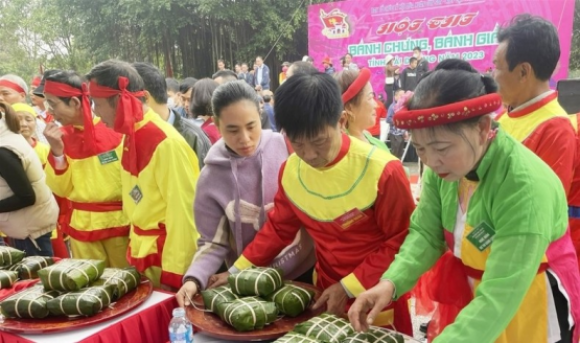 Hội thi gói bánh chưng ở lễ hội mùa xuân Côn Sơn-Kiếp Bạc