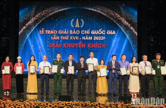 Chủ tịch nước Võ Văn Thưởng dự Lễ trao giải Báo chí quốc gia lần thứ XVII - năm 2022 Chủ tịch nước Võ Văn Thưởng dự Lễ trao giải Báo chí quốc gia lần thứ XVII - năm 2022