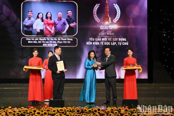 Chủ tịch nước Võ Văn Thưởng dự Lễ trao giải Báo chí quốc gia lần thứ XVII - năm 2022 Chủ tịch nước Võ Văn Thưởng dự Lễ trao giải Báo chí quốc gia lần thứ XVII - năm 2022