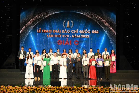 Chủ tịch nước Võ Văn Thưởng dự Lễ trao giải Báo chí quốc gia lần thứ XVII - năm 2022 Chủ tịch nước Võ Văn Thưởng dự Lễ trao giải Báo chí quốc gia lần thứ XVII - năm 2022